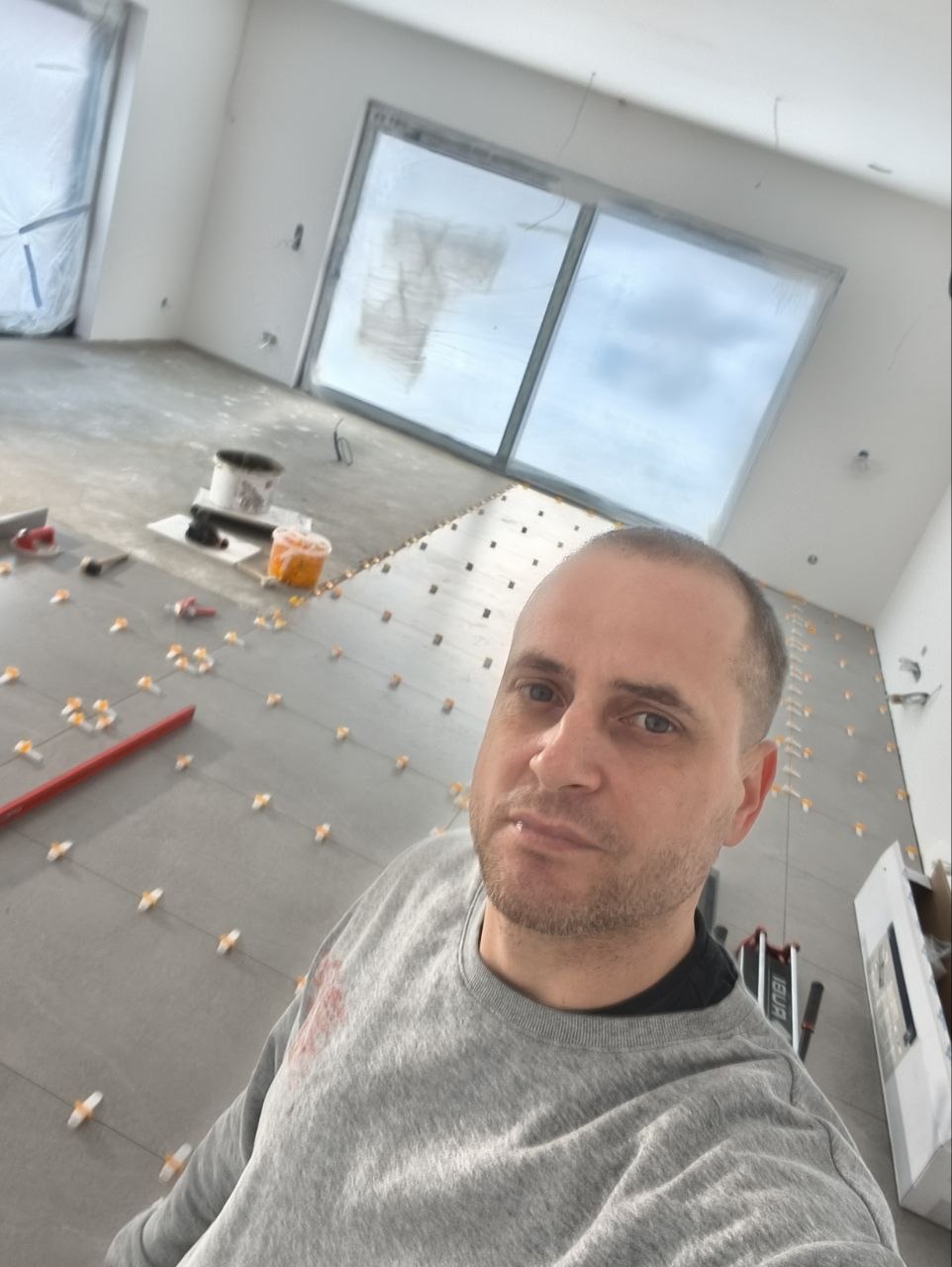 Układanie płytek na podłodze — praca na obiekcie